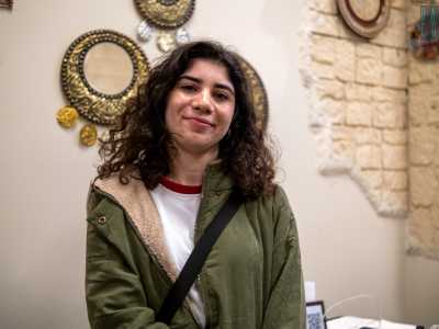Ed ecco che pian piano nel locale vediamo entrare persone di tutte le et�, tutte originarie del �Paese dei cedri�. Tra loro c�� la 23enne Marianna Sleiman, che viene da Batroun e frequenta il secondo anno di un master in Agricoltura